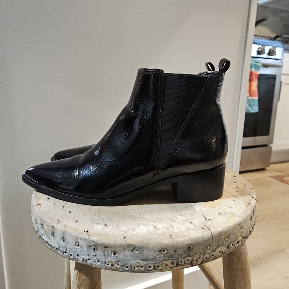 Marc Fisher Yale pointy toed patent leather Chelsea ankle boots 8 EUC - Picture 4 of 8